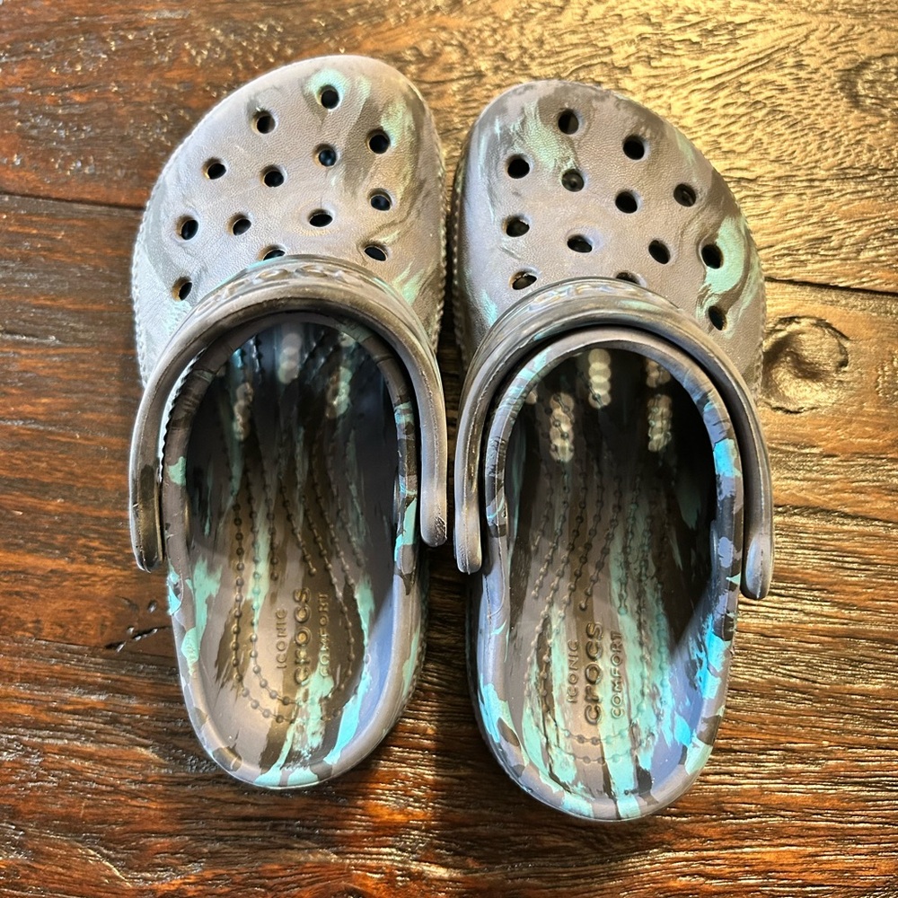 CROCS Kids Classic Clog in Gray and Teal Tie-Dye - Picture 2 of 5